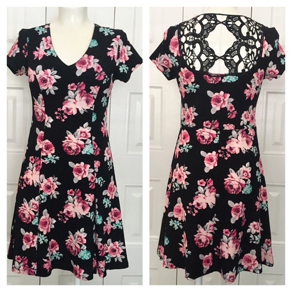 Boutique Dresses & Skirts - NEW Cute caged back black floral dress